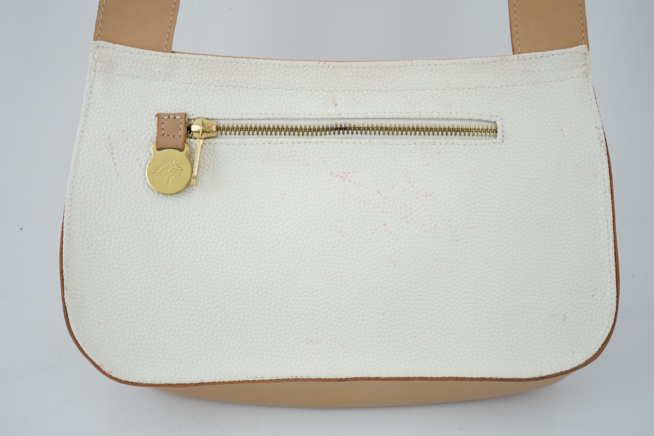 A Mulberry leather shoulder bag, height 18cm, height to handle 46cm, width 27cm, depth 5cm